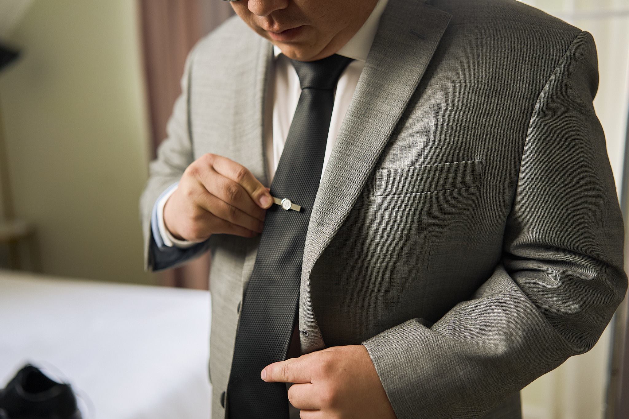 D getting ready for the ceremony